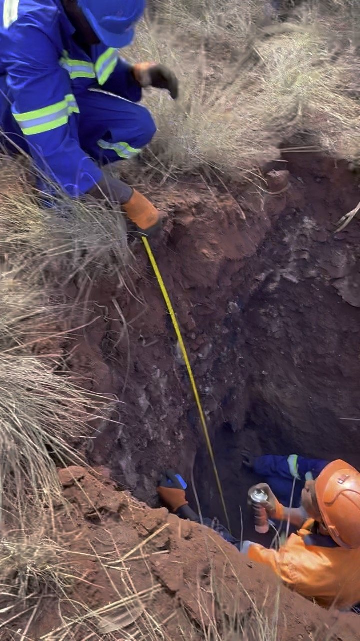Measuring the depth of a sampling pit with a tape